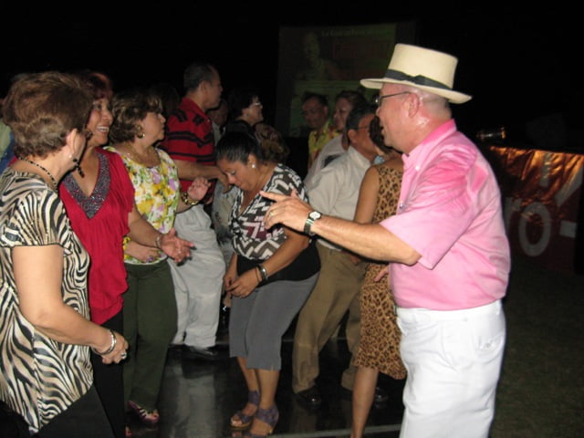 El hombre del sombrero blanco, bailo y bailo, sin mostrar el minimo cansancio.